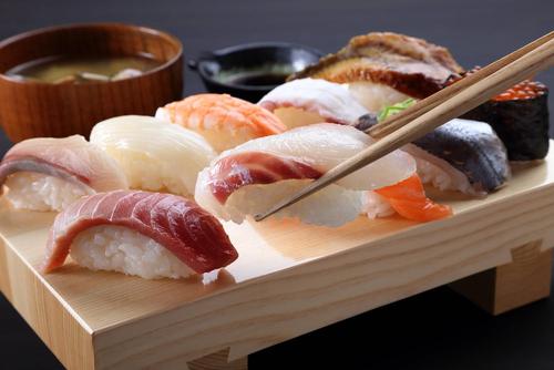 Qual  a defini??o e histria do sushi como cultura japonesa? Explica cortesia e boas maneiras ao comer sushi_sub 1.jpeg